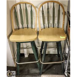 SET OF 2 WOOD SWIVEL BAR STOOLS. FURNITURE