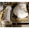 Image 1 : PORCELAIN PEDESTAL SINK