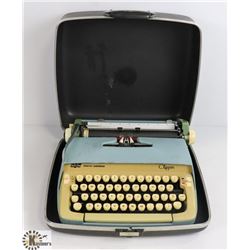 SMITH-CORONA CLIPPER VINTAGE TYPEWRITER IN HARD