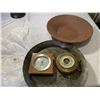 Image 1 : Lot of 2 Pans and 2 Barometers 1 Gold Pan, 1 Copper Pan