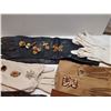 Image 5 : VINTAGE GLOVES, HANDERCHIEFS WITH 10 BROOCHES
