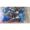 Image 5 : LOT OF 100 VINTAGE KEY CHAINS