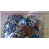 Image 7 : LOT OF 100 VINTAGE KEY CHAINS