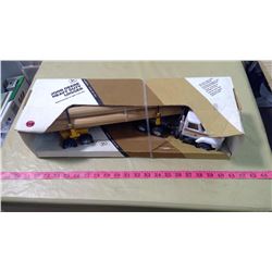 ERTL JOHN DEERE HEAVY DUTY LOGGER MODEL
