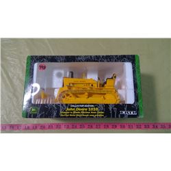 ERTL EOLLECTOR EDITION JOHN DEER 1010 CRAWLER WITH BLADE DIE-CAST METAL