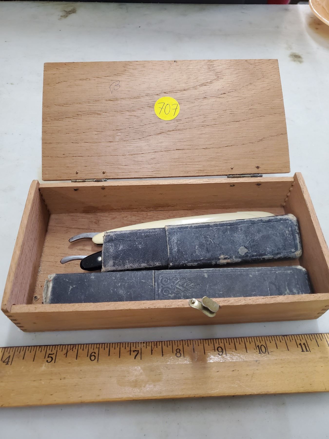 WOODEN BOX WITH 3 STRAIGHT RAZORS