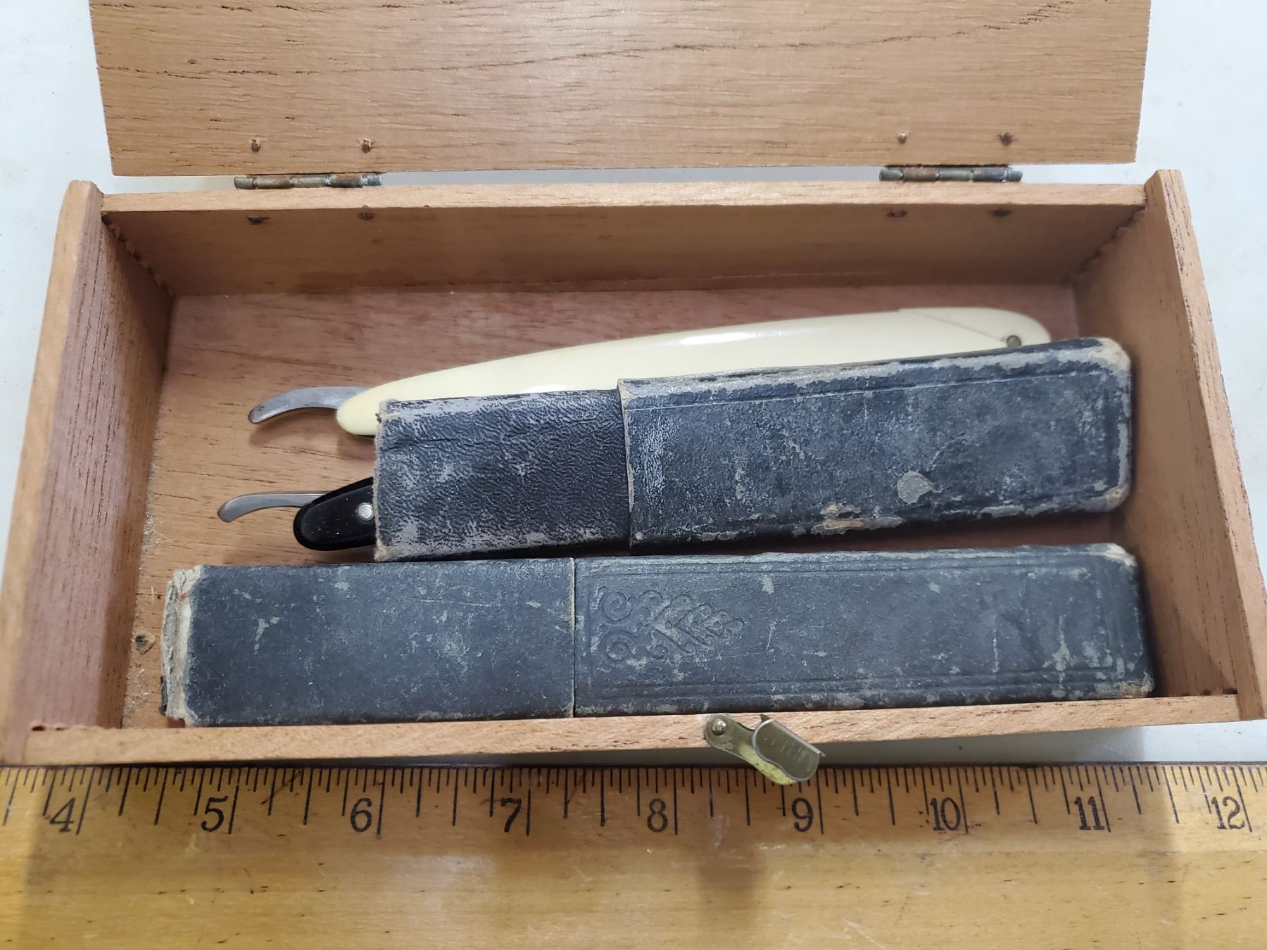 WOODEN BOX WITH 3 STRAIGHT RAZORS - Schmalz Auctions