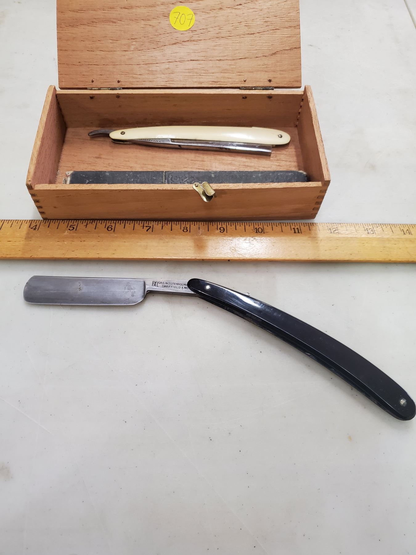 WOODEN BOX WITH 3 STRAIGHT RAZORS