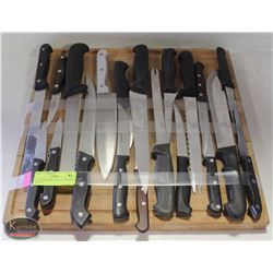 CUTTING BOARD WITH 20 ASSORTED KNIVES