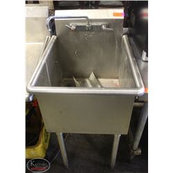 BAILIFF SEIZURE: QUEST SINGLE-WELL S/S SINK W/