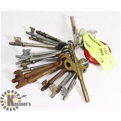 LOT OF VINTAGE KEYS
