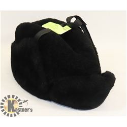 CANADIAN TOQUE - MADE OF PROCESSED LAMB HAIR.