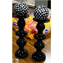 PAIR OF PEDESTALS WITH DECORATIVE BALLS.