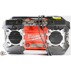 MILWAUKEE WORKSITE CHARGER/RADIO.