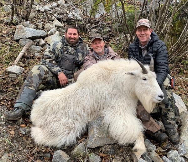 Man Pays $800,000 to Hunt with Donald Trump Jr. https://dygtyjqp7pi0m.cloudfront.net/i/41864/43880178_3.jpg?v=8D9DD6783C79160