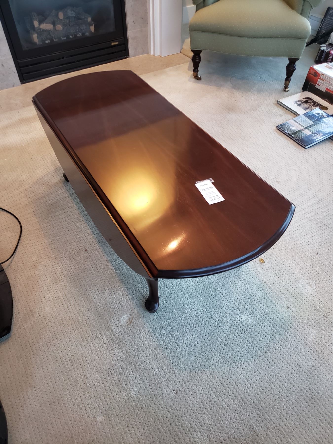 Classic style oval coffee table with fold down leaves C