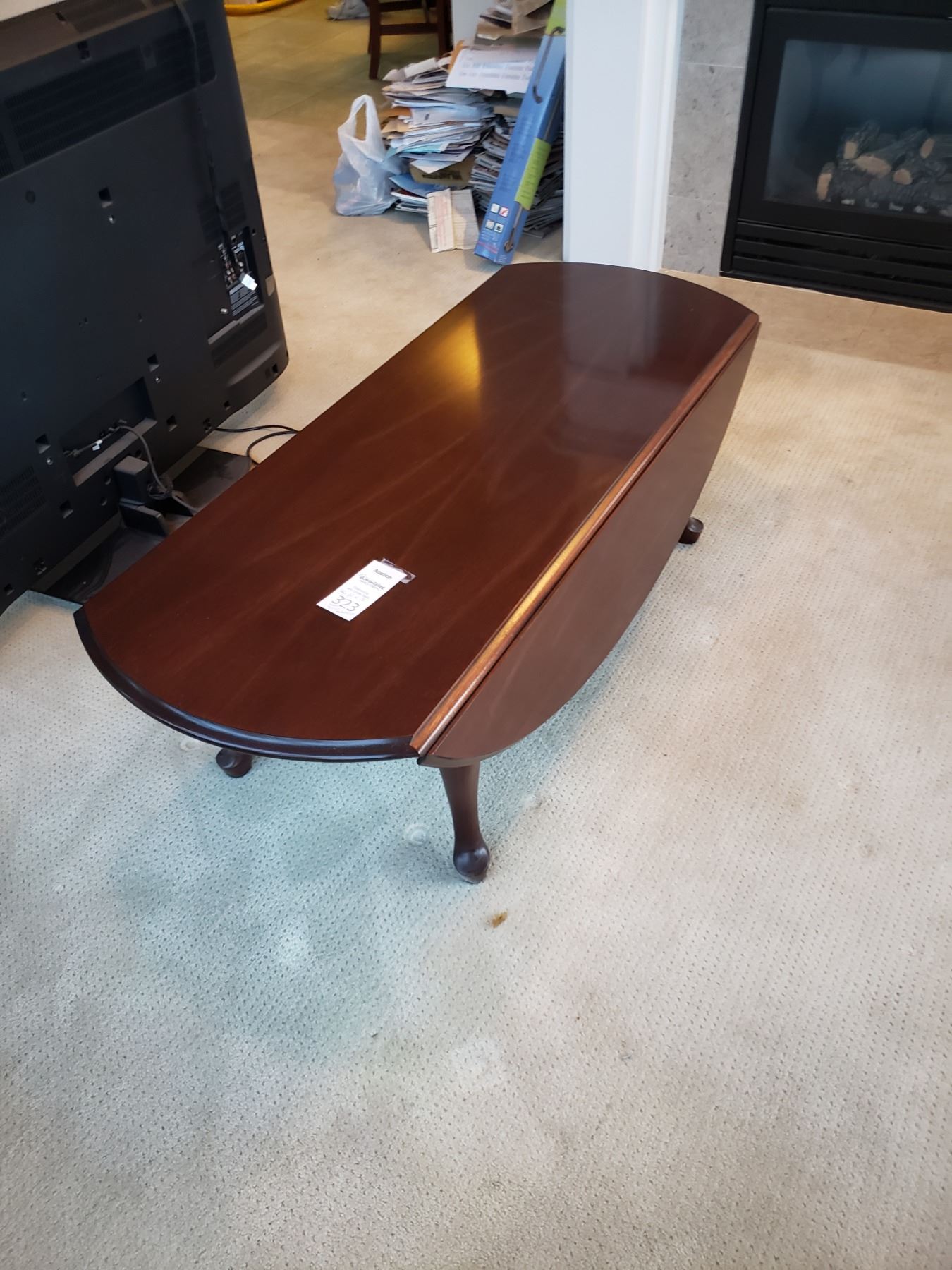 Classic style oval coffee table with fold down leaves C