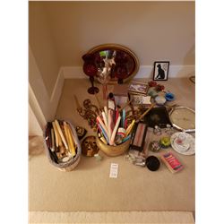 Assortment of Decorative items A