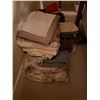 Image 2 : King Size Bedding & Towels A