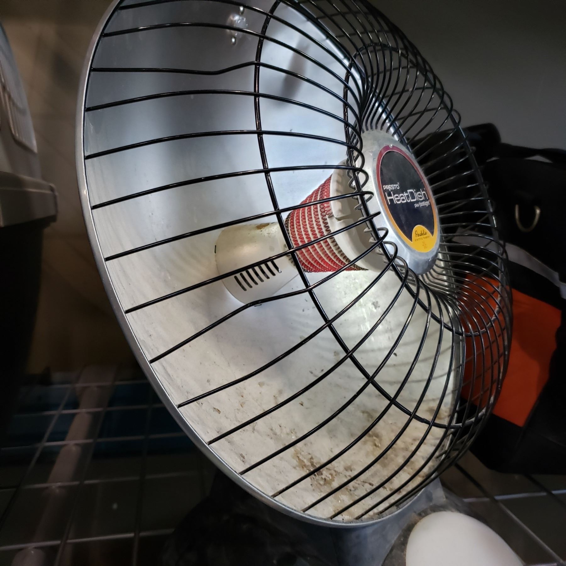 PRESTO HEAT DISH WITH SAFETY TIP OVER CUTOFF SWITCH