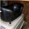 Image 2 : 2 PET TRAVEL KENNELS AND LEATHER PET BED