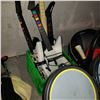 Image 2 : 5 XBOX GUITAR HERO GUITARS AND ROCK BAND DRUM KIT