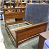 Image 1 : QUEEN SIZE PALLISTER BED