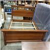 Image 2 : QUEEN SIZE PALLISTER BED
