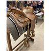 Image 3 : LIKE NEW CRATES SHOW SADDLE W EXTRA STIRRUPS / HIGH END SHOW SADDLE