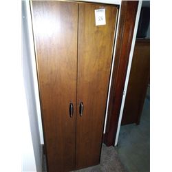BUNDLE LOT: VINTAGE 2 DOOR CABINET / SINGER CABINET SEW MACHINE / SYLVANIA TV