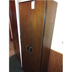 BUNDLE LOT: MICROWAVE / CUPBOARD / LAMP W/ STAND / SEW MACHINE W/ BENCH / TABLE