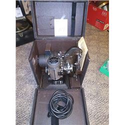1934 BELL AND HOWELL 8 MM MOVIE PROJECTOR W/ CASE