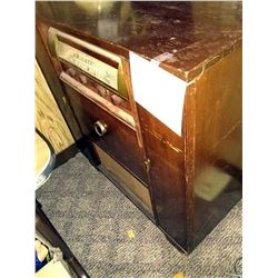 VINTAGE WESTINGHOUSE RAINBOW TONE CABINET RADIO