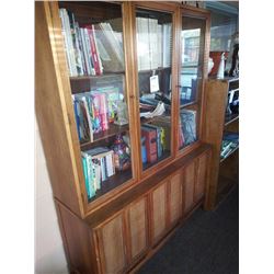 BUNDLE LOT: MAPLE BOOKCASE FULL OF BOOKS