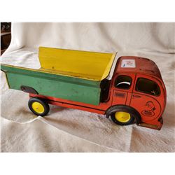 12.5" WOLVERINE WHITE MUSTANG DUMP TRUCK, EXCELLENT - ORIGINAL PAINT WOODEN WHEELS