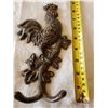 Image 1 : CAST IRON LARGER ROOSTER HANGER WITH 2 HOOKS (NOT OLD)