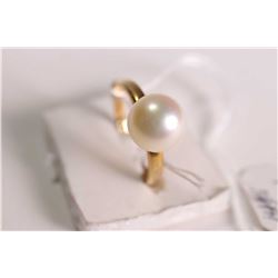 Lady's 14kt yellow gold ring set with large genuine pearl