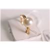 Image 1 : Lady's 14kt yellow gold ring set with large genuine pearl