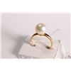 Image 2 : Lady's 14kt yellow gold ring set with large genuine pearl
