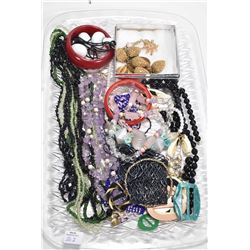 Tray lot of vintage costume jewellery including bangles, beaded necklaces, pins, brooches etc.
