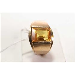 10kt yellow gold and square topaz gemstone ring