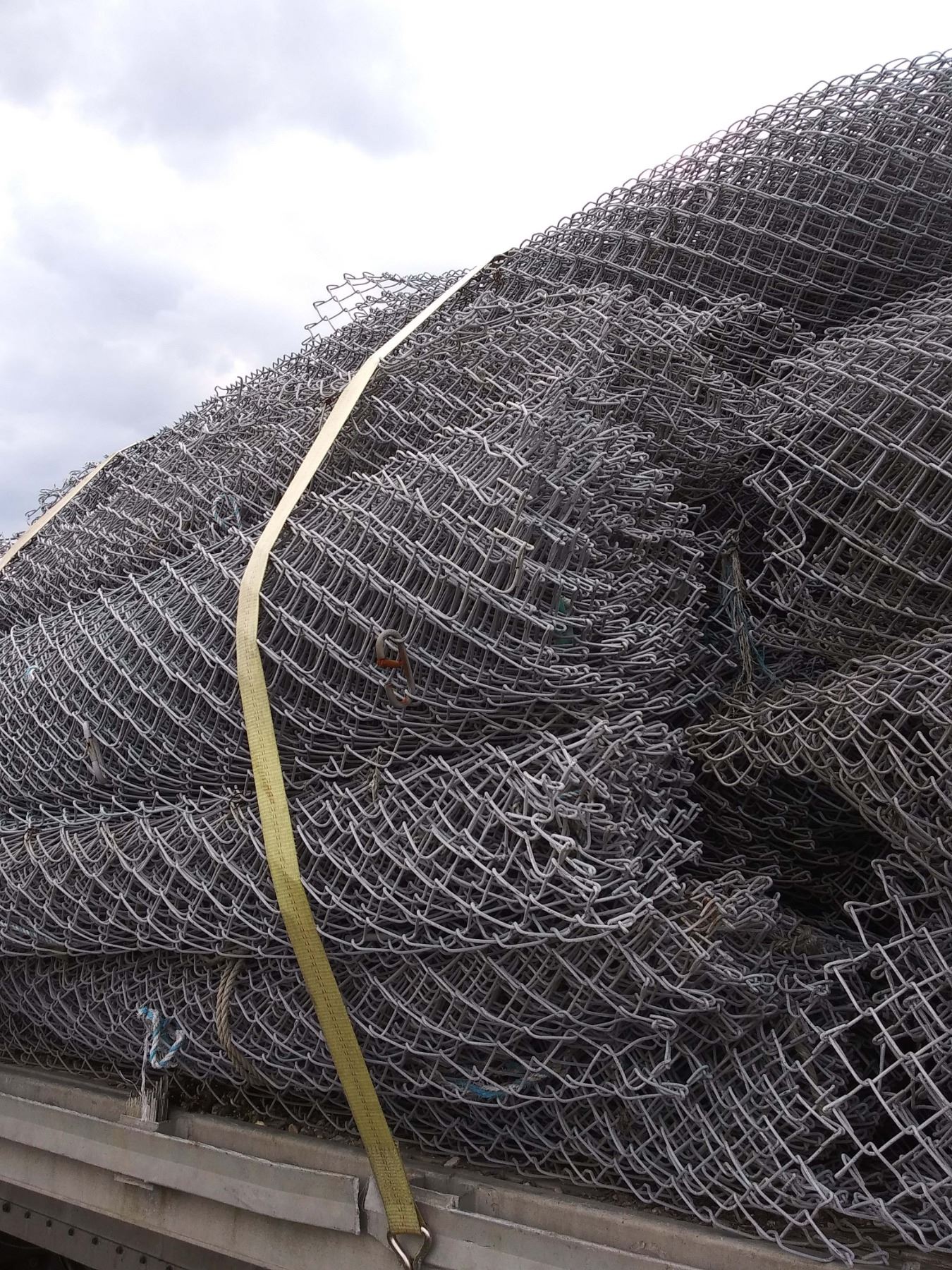 4050 X ROLLS OF 6 FT x APPROX 50 FT USED CHAIN LINK FENCING / LOCATION 2