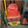Image 2 : 2 SNOW SHOVELS AND 3 JERRY CANS