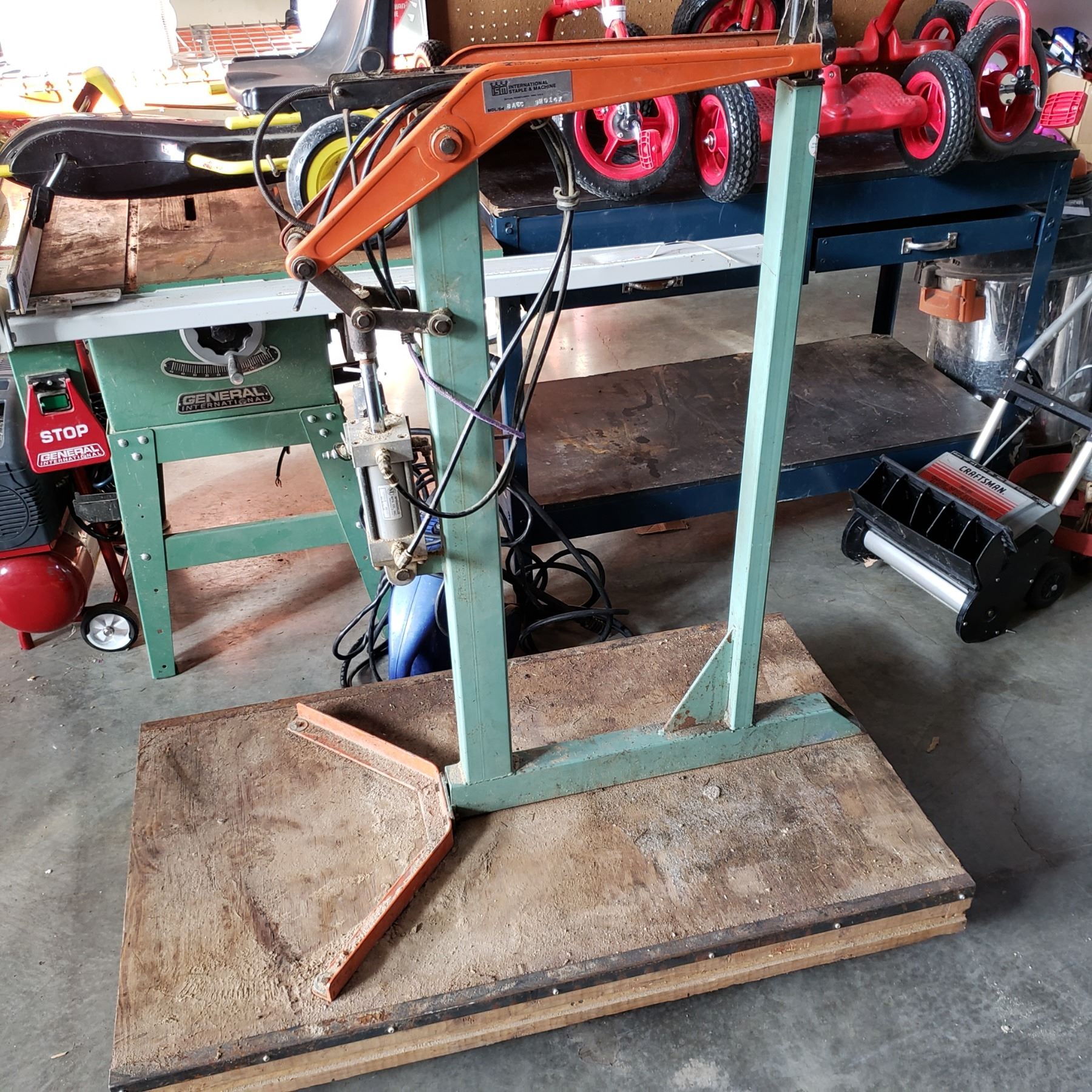 SM INTERNATIONAL STAPLE MACHINE