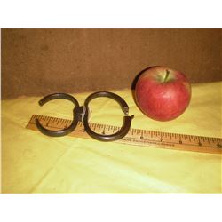 So very rare come along antique handcuffs - policier appréhendant avec cet outil comme menottes