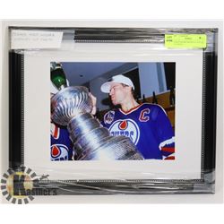 FRAMED MARK MESSIER STANLEY CUP PHOTO