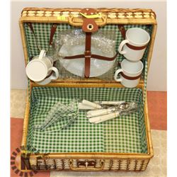 PICNIC BASKET SET WITH DISHWARE