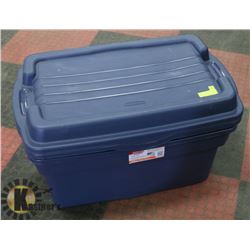 PAIR OF RUBBERMAID ROUGHNECK 106 L STORAGE TOTES