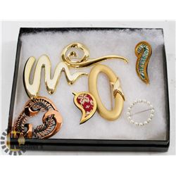 7 VINTAGE BROOCHES