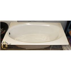 NEW MAAX BATHTUB
